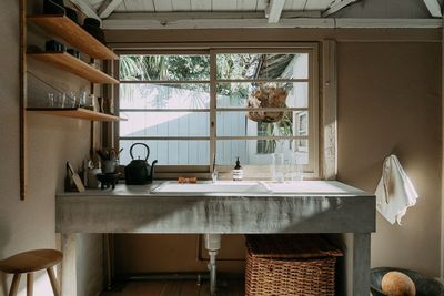 キッチンの窓から中庭を臨みます。 - アンスピラシオン (Anspiration)  【土日祝 個人様限定】光に包まれた北欧の家｜5時間プランの設備の写真