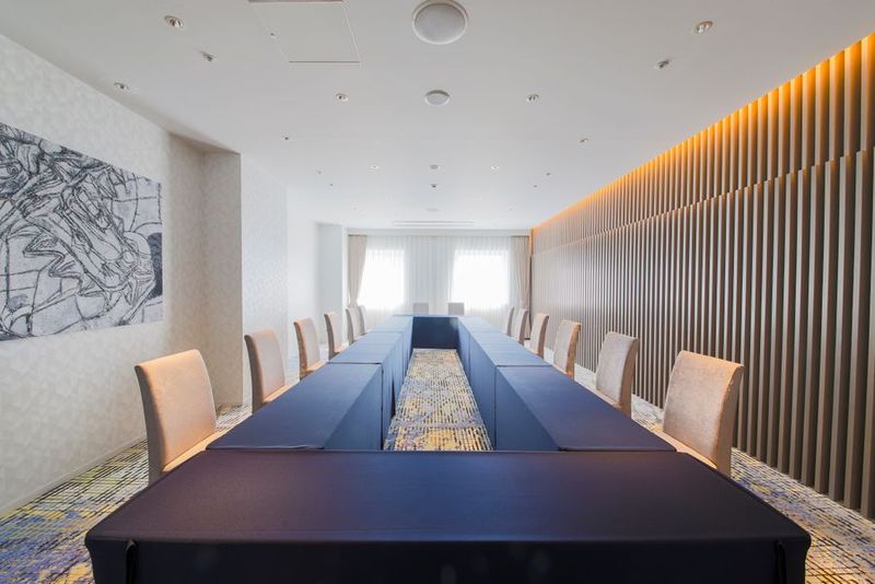 壁面の間接照明と青森ねぶたの近代アートが特徴の会議室 - アートホテル青森 貸し会議室「金星」の室内の写真