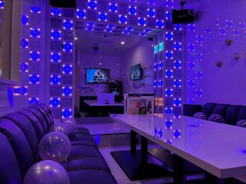 カラオケ コート・ダジュール岡山店 カラオケ　スーパーステージルームの室内の写真