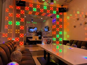 カラオケ コート・ダジュール岡山店 カラオケ　スーパーステージルームの室内の写真