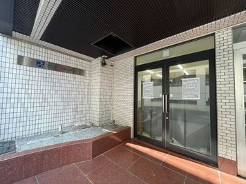 場所を案内しやすい、１F角部屋になります。 - レンタルスペース岡山駅西口 レンタルスペース岡山駅西口【１階店舗】の入口の写真