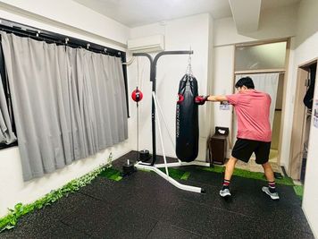 サンドバック - プライベートジム『Alter bodies fitness』 完全個室のトレーニングジムの室内の写真