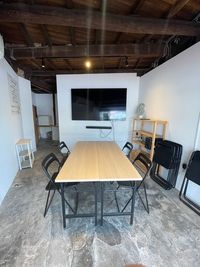 打ち合わせやパーティにもご利用可能です。 - KIKKAKE PLACEの室内の写真