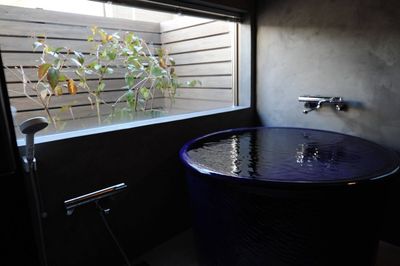 美しい瑠璃色の信楽焼の陶器風呂は、遠赤外線効果で体を芯から温めます。
身体の芯からリラックスできる極上の癒しの時間をお過ごしください。 - 阿蘇熊本 木の香の家 HANARE 岩盤浴付きレンタルスペースの室内の写真