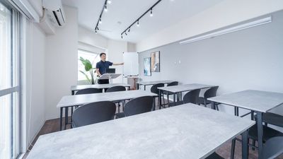 スクール形式でホワイトボードを利用するとこんな感じです！
ホワイトボードは2枚あります！ - アジュール新大阪 【貸会議室】アジュール新大阪の室内の写真