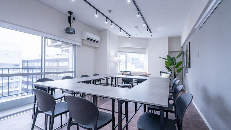 12名着席　明るさはバッチリです！ - アジュール新大阪 【貸会議室】アジュール新大阪の室内の写真