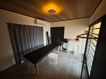 照明を暗くすることができます。 - 福岡北九州レンタルサロン ユメノカネ マッサージ/整体/エステ/ネイルで使えるレンタルスペースの室内の写真
