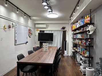 秋シーズンはこっそりハロウィン仕様の内装でお届けしています🎃 - ボードゲームスペースChiratto_心斎橋 100種類以上のボードゲームを楽しめるオトナの秘密基地🎮✨の室内の写真