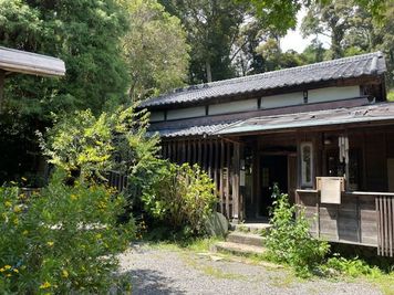 楽創倶楽部 築100年余の古民家の屋外スペースの室内の写真