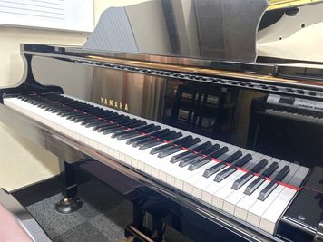 グランドピアノ - ミュージックサロン天王寺Emu グランドピアノ・クラビノーバ（電子ピアノ）防音部屋Emu7教室の室内の写真