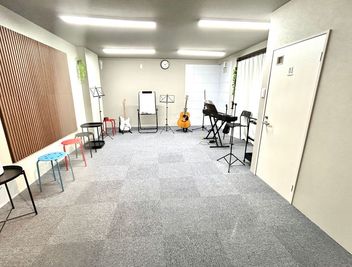 キーボード・アコギ・エレキギター・ウクレレ・ミニスピーカーは常備 - OTOOTO MUSIC SCHOOLの室内の写真