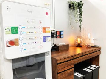 フリードリンクあり - ビジネスポート竹の塚 ビジネスポート竹の塚　大会議室（定員12名）の設備の写真