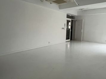 白壁なので、使いやすくて、人物撮影も物撮りにも対応。 - 渋谷・代官山 南平台町スタジオ 本格的撮影が可能な白壁＆自然光も入る多目的スペースの室内の写真