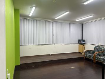 控室は2スペースに区切れるので、スタッフ控室と演者控室としても使いやすくて便利。 - 渋谷・代官山 南平台町スペース＆スタジオ 本格的撮影が可能な白壁＆自然光も入る多目的スペースの室内の写真