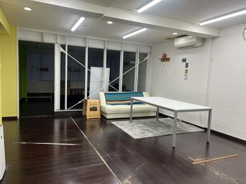 スタジオと同じくらいに広い控室。冷蔵庫、電子レンジ完備。 - 渋谷・代官山 南平台町スペース＆スタジオ 本格的撮影が可能な白壁＆自然光も入る多目的スペースの室内の写真
