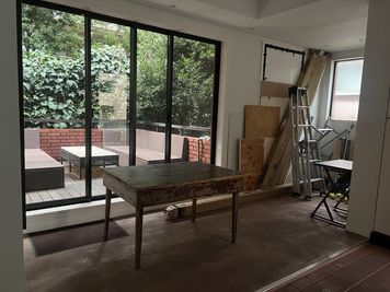 外階段から広い入口へのアプローチで受付などが可能。 - 渋谷・代官山 南平台町スペース＆スタジオ 本格的撮影が可能な白壁＆自然光も入る多目的スペースの入口の写真