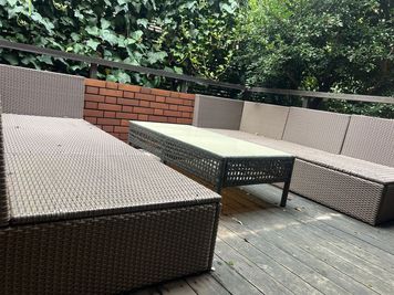 同フロアに緑に囲まれたオープンテラス席が。 - 渋谷・代官山 南平台町スタジオ 本格的撮影が可能な白壁＆自然光も入る多目的スペースの室内の写真