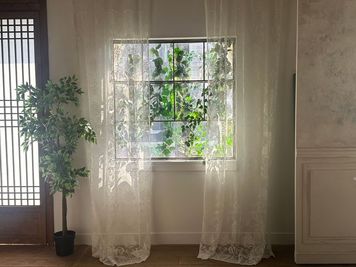 窓辺３ - 今川スタジオの室内の写真