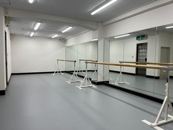 バレエバーセット（有料備品）
3mバー × 2本（スタンド４台）
バー直径60mm
高さ(83cm、88cm、93cm、98cm、103cm) - Step 小平・一橋学園スタジオBの設備の写真