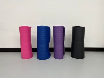 ヨガマット（有料備品）
W188 × D61 × H1cm
体に優しい厚めタイプです。 - Step 小平・一橋学園スタジオBの設備の写真