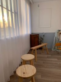 自然光の入る14畳の小さなレンタルスペースの室内の写真