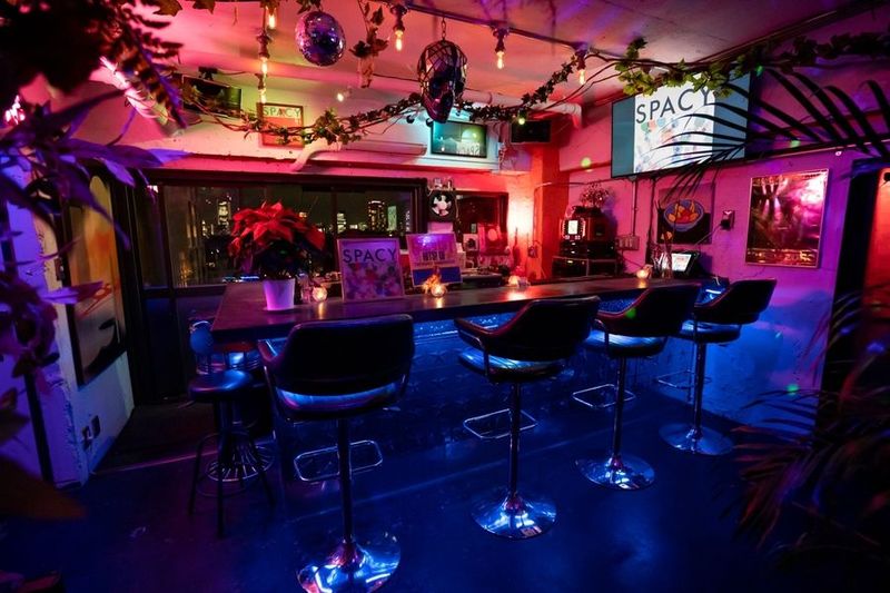 7名掛けカウンター席 - 銀河系MUSIC BAR SPACY カラオケ/DJ機器/テラス/ルーフトップがあるレンタルスペースの室内の写真
