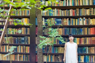 本は全て本物の洋書です - 那須塩原「KIN」 森の中に６mの本棚が佇む場所「那須塩原８８」の室内の写真