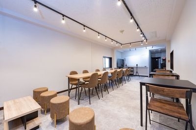 取材･収録／Youtube 配信スペース／動画撮影／撮影会
・ロケハン／ロケ撮影／商用利用可 - シュシュK 【K】35名着席可✨50％割⭐️丸の内・大手町駅徒歩5分⭐️の室内の写真