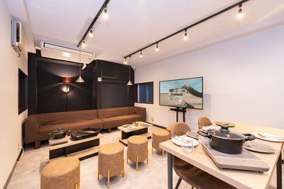 お洒落な空間でゆったりとした時間を過ごせます★広々なソファベット✨100インチプロジェクター💕💕💕 - シュシュK 【K】35名着席可✨50％割⭐️丸の内・大手町駅徒歩5分⭐️の室内の写真
