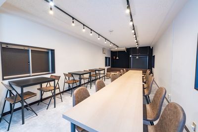 飲食可の為、立食パーティや懇親会などにも◎ - シュシュK 【K】35名着席可✨50％割⭐️丸の内・大手町駅徒歩5分⭐️の室内の写真