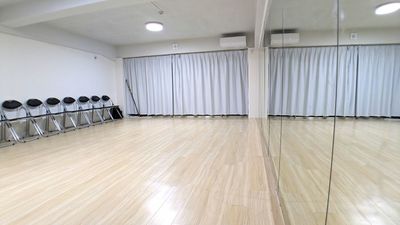 約38㎡の広々としたスタジオ
幅6.3m×高さ1.8mの鏡完備 - スタジオEloa　天王寺店 スタジオEloa 天王寺店の室内の写真