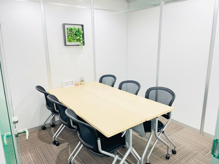 最大6名様ご利用可能・欄間オープンタイプの会議室です。 - ビジネスポート竹の塚 ビジネスポート竹の塚　小会議室①（定員6名）の室内の写真