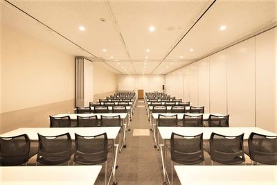 RoomD+E+F【新宿駅 徒歩4分 / 新宿三丁目駅 徒歩1分】 66名利用可!<研修・セミナー・試験・イベントにオススメ> - 【リロの会議室】コンフォート新宿