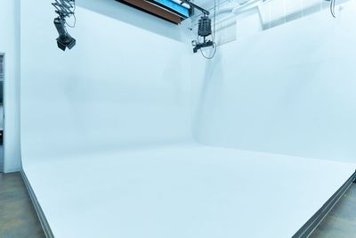駅から６分、プロ用機材を使い放題、何でも撮れる大空間 - Studio VEAL Kobe 白ホリスタジオ 