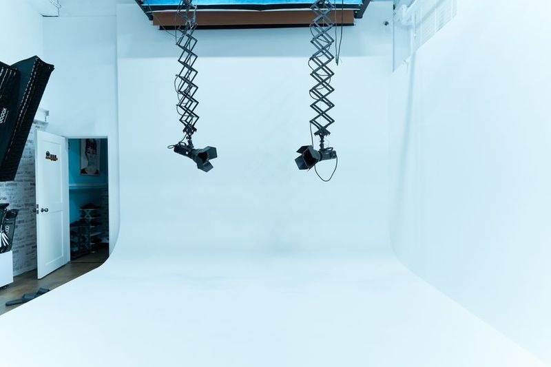 神戸3面R白ホリスタジオ 撮影スタジオ - Studio VEAL Kobe 白ホリスタジオ 