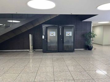 【テレキューブ】大阪御堂筋ビル・大阪センタービル。視線と音を遮る、プライベートな集中環境。(285-02) - テレキューブ 大阪御堂筋ビル・大阪センタービル