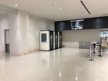 【テレキューブ】那覇空港　一般エリア内。視線と音を遮る、プライベートな集中環境。(263-03) - テレキューブ 那覇空港　一般エリア内