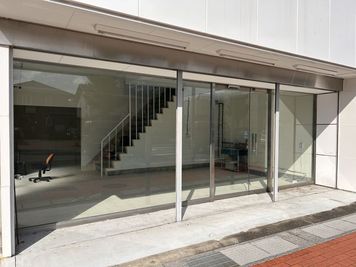 南側のシャッターを開けた状態です。入口は自動ドアです。 - (仮)KupuKupu  近日、看板を用意します 多目的用途のレンタルスペース（一軒貸）の入口の写真