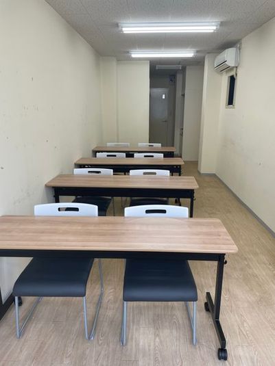 4本の長机と8脚の椅子 - マンションハヤ今津201号室 貸し会議室の室内の写真