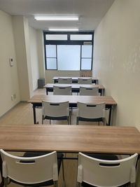 4本の長机と8脚の椅子 - マンションハヤ今津201号室 貸し会議室の室内の写真