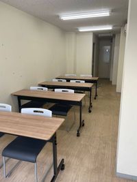 4本の長机と8脚の椅子 - マンションハヤ今津201号室 貸し会議室の室内の写真
