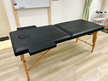 施術ベッド。ご利用無料です。 - レンタルスタジオPalette 元町中華街店 レンタルスタジオPalette元町中華街店の設備の写真