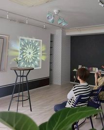 プロジェクションマッピング開催中。 - MMM(トリプルエム) ギャラリー・レンタルスペース・マルシェイベントの室内の写真