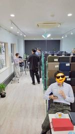 オーダースーツ展示会。ドリンクのご提供も常設カフェで可能です。お待ちいただく際に呈茶券でスムーズな対応も好評。 - MMM(トリプルエム) ギャラリー・レンタルスペース・マルシェイベントの室内の写真