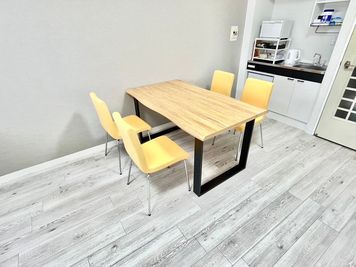 ＜オレンジスペース　船橋駅前＞ サロンも可能なレンタルスペースの室内の写真