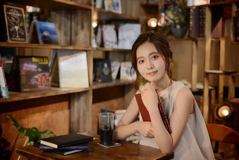二人分の椅子とテーブル - ルームたまプラーザ カフェのような内装の美容室。木のぬくもりを感じられる質感の室内の写真