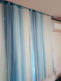 ロマンチックな星柄カーテンは昼夜問わず大人気です◎ - レンタルサロン・つむぎ マッサージマット、浴室付きレンタルスペースの設備の写真