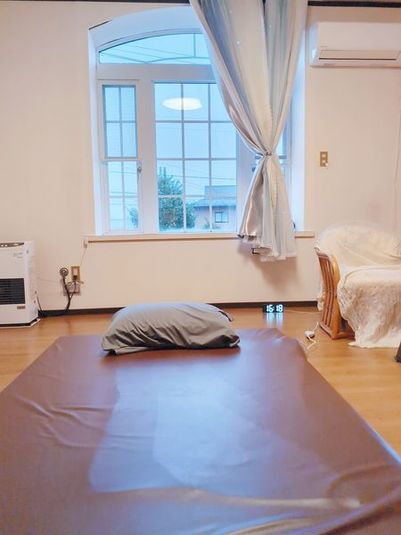 最高級サバイマット完備でサロン、スクールにも◎枕、バスタオル無料貸出中です♪ - レンタルサロン・つむぎ マッサージマット、浴室付きレンタルスペースの室内の写真