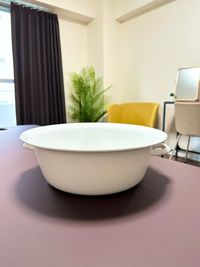 足浴用のホーローたらいが入りました。
お客様の足湯にお使いください。
流し代の下にございます。 - レンタルサロン　mico相模大野の設備の写真