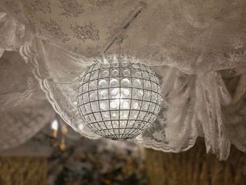 高級感のあるシャンデリアが複数あり部屋を照らします - more新宿MI西新宿 ３号店の室内の写真